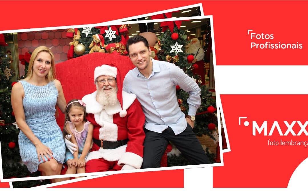 Família tirando foto com Papai Noel no shopping com revelação instantânea Maxx Foto Lembrança